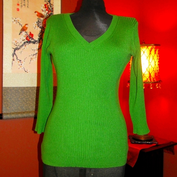 Chelsea & Theodore Sweaters - 💚 Kelly Green Lightweight V-Neck Sweater - S